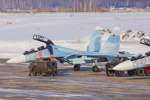 
Su-30SM được trang bị các loại vũ khí như đại bác 30 mm tốc độ bắn 150 viên/phút. Bên cạnh đó là 12 điểm gắn vũ khí (một số chiếc có thể cải tiến lên 14) với khả năng mang được 8 tấn vũ khí bên ngoài bao gồm tên lửa không đối không, không đối đất và nhiều loại bom khác nhau.
