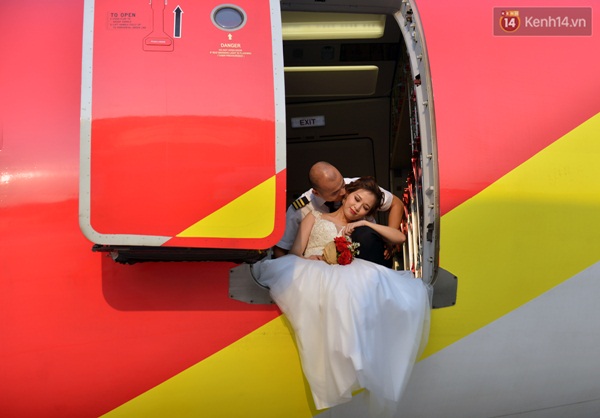 Bộ ảnh cưới độc đáo được thực hiện trên sân bay, trong buồng lái với concept ấn tượng là món quà cưới Tiến Cường tặng bạn gái nhân ngày 8/3 với sự giúp sức của đồng nghiệp, sự chấp thuận của cơ quan quản lý hàng không.