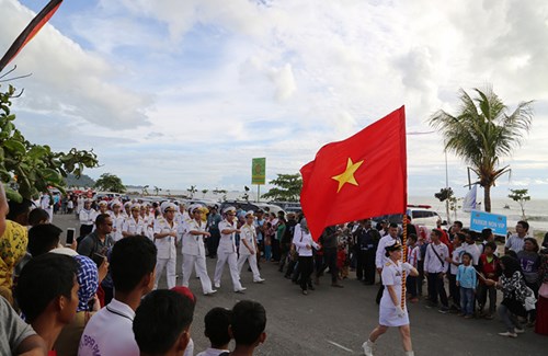 
Hải quân Việt Nam diễu hành đường phố tại Padang.
