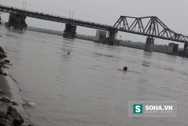 
Còn đây là hai người đàn ông ở độ tuổi 70 đang thi bơi và gần như quên đi cái lạnh dưới 10 độ (ảnh Hà Khê)
