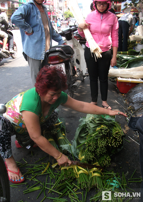 
Khách hàng mua lá dong, dây lạc về gói bánh
