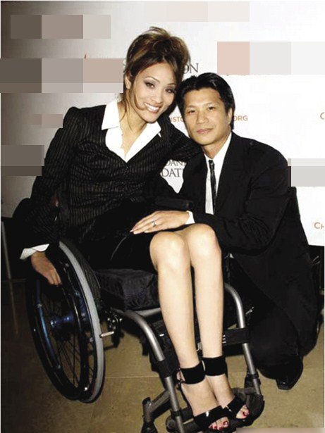
Hình ảnh Dustin Nguyễn bên người vợ Angela Rockwood Nguyễn khiến công chúng cảm động
