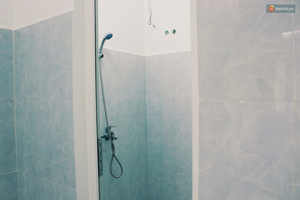 
Phòng tắm có vòi hoa sen kết nối với bình nóng lạnh.
