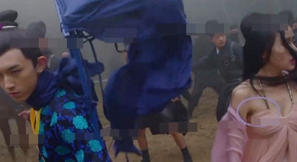 Nhân vật Trương Bồng Bồng (Trương Thiên Ái) bị lộ miếng lót ngực trong một cảnh quay của bộ phim cổ trang Thái tử phi thăng chức ký.
