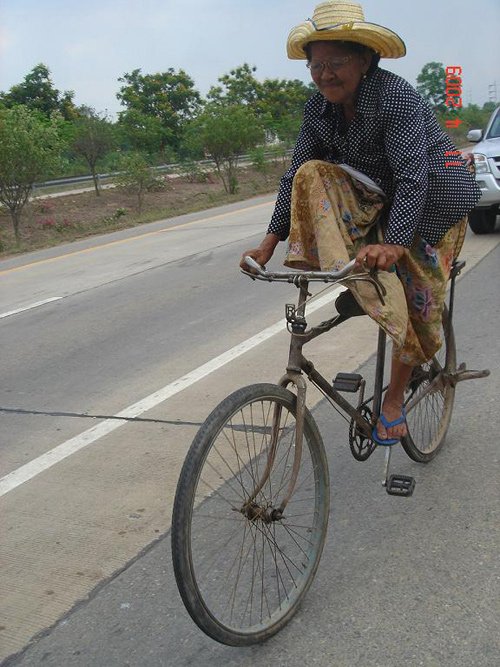 ... và sarong của một bà lão ở Thái Lan