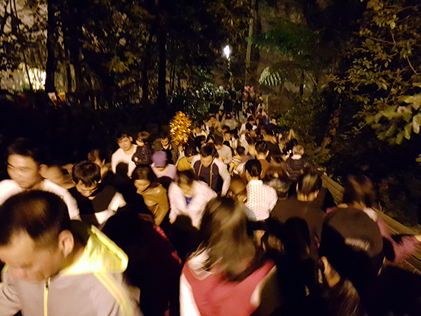 Đường xuống động Hương Tích rất đông khách dù mới nửa đêm