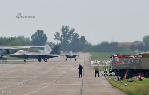 Việc triển khai trên đến sau khi máy bay Su-24 của Nga vừa áp sát tàu chiến USS Donald Cook trên biển Baltic vào hôm 18/4 vừa qua. 