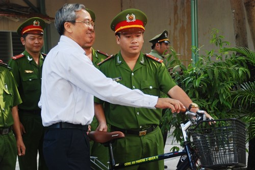 
Ông Phạm Quốc Huy, Chủ tịch UBND quận 5 nhắn nhủ lực lượng cảnh sát khu vực sử dụng xe đạp làm phương tiện tuần tra, công tác đúng mục đích, có hiệu quả, tránh tình trạng giao xe về không sử dụng thì gây lãng phí. Ảnh Việt Văn
