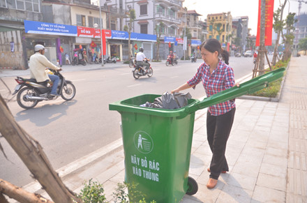 
Thùng rác để nơi thuận lợi để người dân bỏ rác vào.
