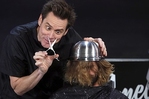 Nam diễn viên hài nổi tiếng Jim Carrey cũng từng trình diễn một màn cắt tóc úp nồi thượng hạng trên sân khấu.