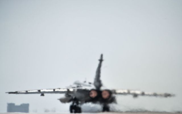 Su-24 chuẩn bị cất cánh.