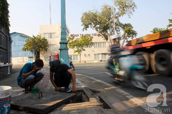 Tuy nhiên, việc ngồi câu cá giữa đường không chỉ cản trở giao thông nơi đây mà còn gây nguy hiểm tính mạng cho cả người đi đường và những người ngồi câu cá. Việc dịch chuyển các nắp hố ga cũng gây lo ngại đến an toàn và hiệu quả các nắp hố ga này.