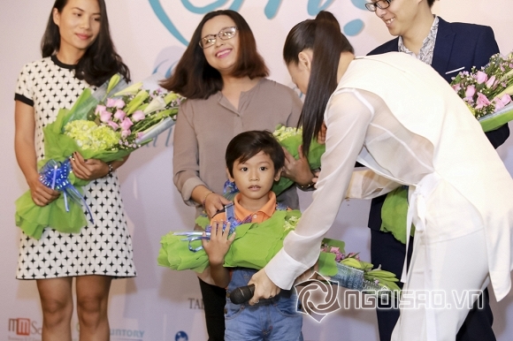 
Ngô Thanh Vân tặng hoa và quà cho các bé
