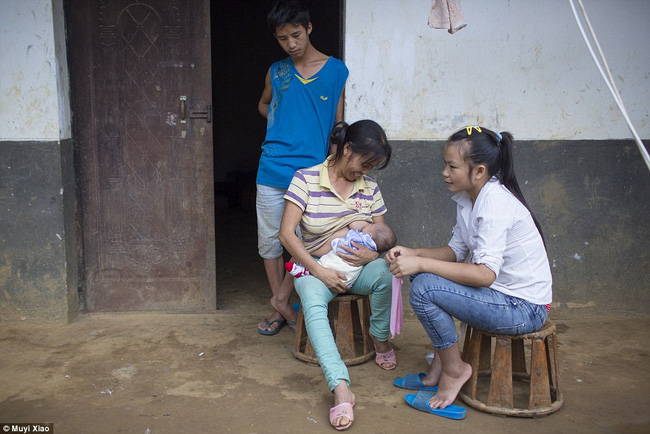 
Mẹ chồng Xiao Cai đang cho con gái của em bú. Đứa bé gần như là do một tay bà chăm sóc mà thôi.
