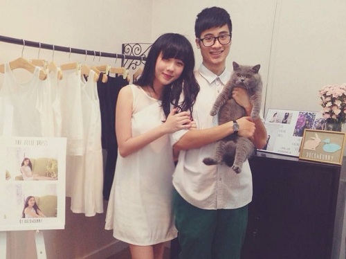 
Mie Nguyễn và JVevermind bên cạnh chú mèo Cotton 2 người từng yêu quý như con
