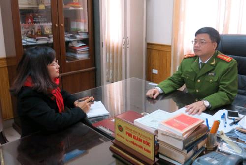 
Đại tá Đặng Đức Đang, Phó Giám đốc Công an tỉnh Thái Nguyên trao đổi với phóng viên. Ảnh: baothainguyen.org.vn.
