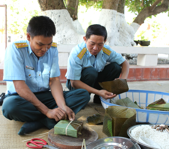 
Cán bộ, chiến sĩ trạm ra-đa 57 (Sư đoàn 377, Quân chủng Phòng không- Không quân) ở đảo Nam Yết cũng rất hào hứng trong hội thi gói bánh chưng.
