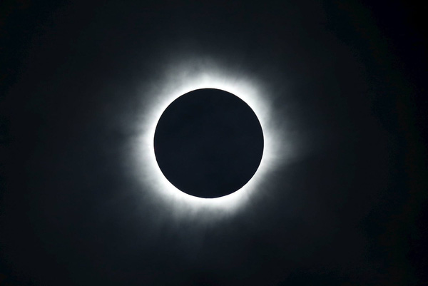 
Nhật thực toàn phần ở Ternate, Indonesia. Ảnh: Reuters.
