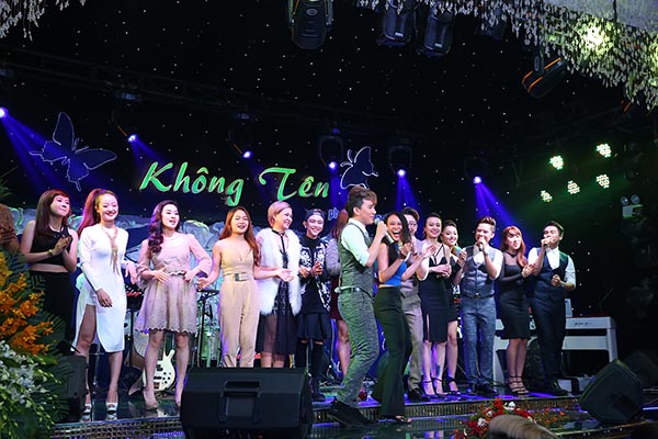 Cuối buổi giao lưu của Khắc Minh, hàng loạt các nhóm nhạc như: Mây Trắng, Mắt Ngọc, Ayor đã lên sân khấu vào biểu diễn chung 1 tiết mục vui nhộn.
