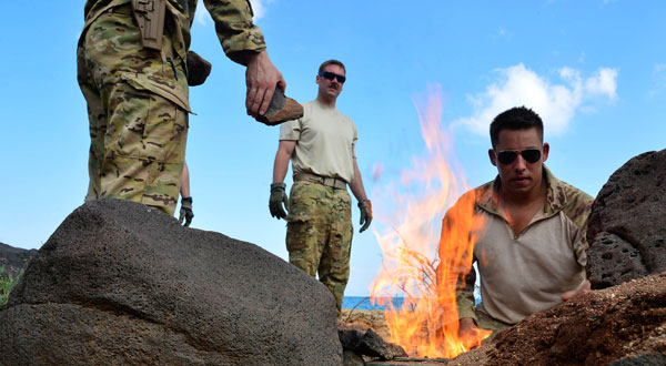 
Một đám lửa lớn có thể giúp họ sưởi ấm và cung cấp nhiều ánh sáng hơn, nhưng những người lính phải đảm bảo họ không bị lộ vị trí vì ánh sáng hoặc khói.
