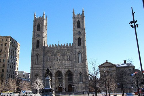 
Việc tổ chức tang lễ cho Rene Angelil tại nhà thờ Notre-Dame là nguyện vọng cuối cùng của ông vì đây cũng là nơi diễn ra hôn lễ của hai người.
