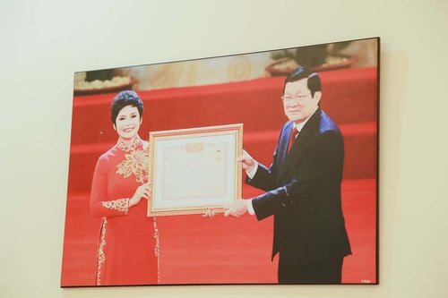 Bức ảnh nghệ sỹ Minh Châu được Chủ tịch nước Trương Tấn Sang trao danh hiệu NSND được in và treo ở một nơi trang trọng trong nhà.