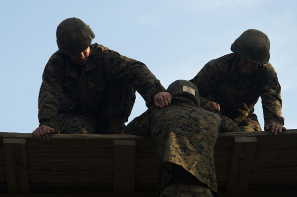 2 binh sĩ giúp đồng đội vượt qua chướng ngại vật. Trong các tình huống chiến đấu, sự hỗ trợ lẫn nhau là yêu cầu cực kỳ quan trọng nhằm đảm bảo khả năng hoàn thành nhiệm vụ.
