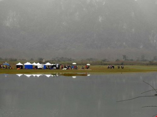 
Lều bạt đoàn làm phim dựng ở bãi đất trên hồ từ sớm.
