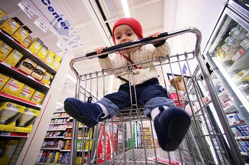 
Cho trẻ ngồi trên xe đẩy khi đi siêu thị là thói quen của nhiều bậc cha mẹ.
