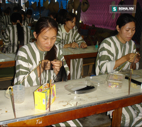 Phạm nhân nữ dành sự khéo léo của mình cho việc sản xuất lông mi giả.