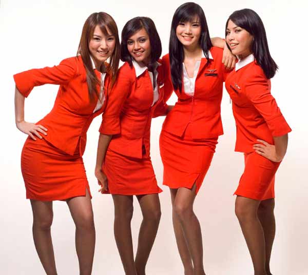 
Bộ đồng phục của Air Asia giúp các nữ tiếp viên khoe được đôi chân thon dài.
