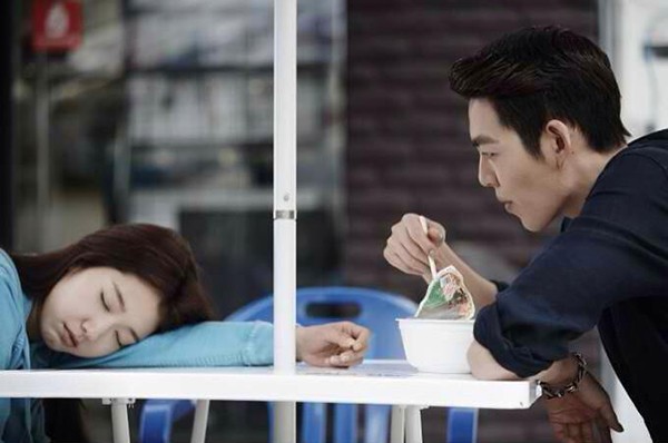 
Trong vai diễn này Kim Woo Bin có cách quan tâm lập dị đối với người mình yêu.
