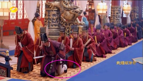 Trong một cảnh quay của bộ phim Võ Mị Nương truyền kỳ, nhân vật Trưởng Tôn Vô Kỵ quên mặc quần khi thiết triều.