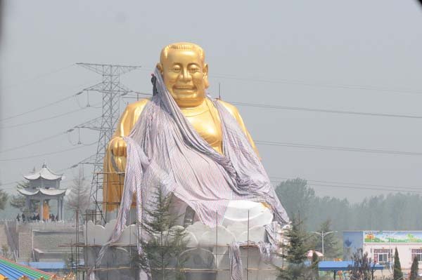 
Năm 2014, một công viên giải trí ở Lạc Dương, Hà Nam đã cho xây dựng một bức tượng Phật khổng lồ với phần thân mô phỏng Phật Di Lặc, trong khi phần đầu là gương mặt của một người đàn ông trung niên... lạ hoắc gây nhiều tranh cãi.
