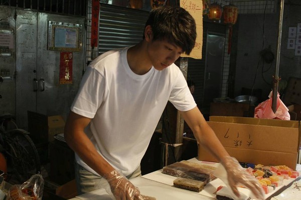 Hình ảnh chăm chú làm bánh của Thắng Luân được người mua hàng chụp lại.