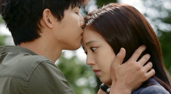 
Sẽ là 1 thiếu sót rất lớn nếu không nhắc tới những cảnh “kiss” của cặp đôi Kang Ma Roo – Seo Eun Gi (Moon Chae Won) trong tác phẩm truyền hình gây sốt năm 2012.
