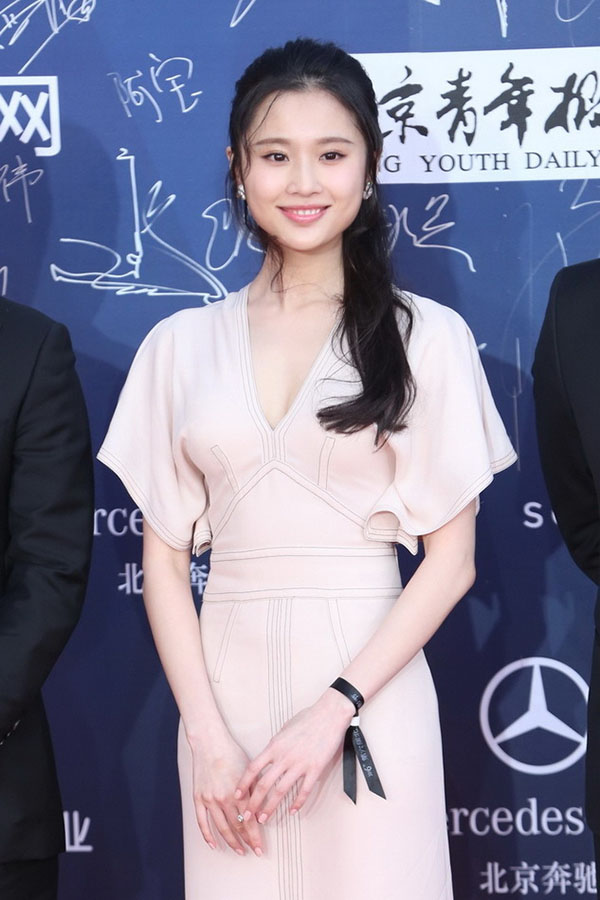 Nữ diễn viên trẻ xinh đẹp Trương Huệ Văn