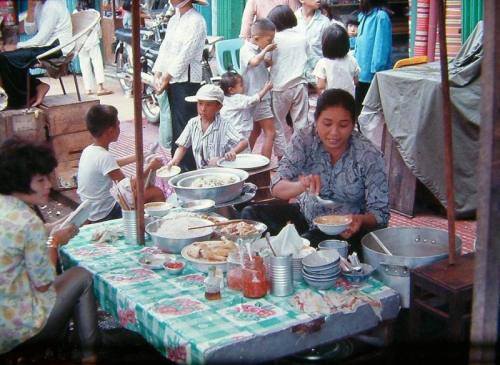 Lối sống phóng khoáng, dân giã của người Sài Gòn toát lên từ cách họ ăn uống, buôn bán