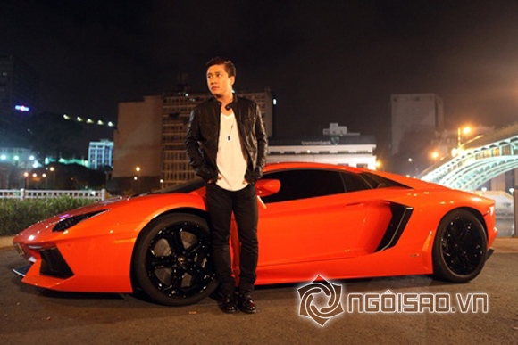 
Năm 2013, khi có những thông tin siêu xe Lamborghini Aventador LP700-4 mới về Việt Nam, Tuấn Hưng đã lập tức khoe trên trang cá nhân những hình ảnh đầu tiên của chiếc xế hộp cá tính. Và đây là một trong hai em Aventador đầu tiên về Việt Nam.
