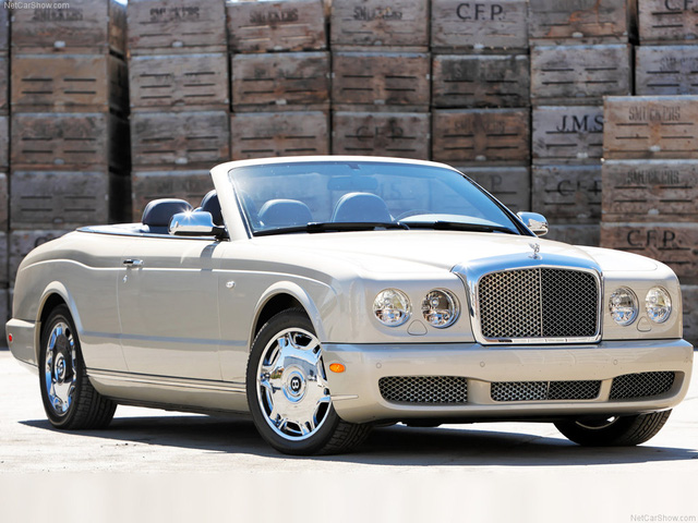 Bentley Azure màu vàng cát độc nhất vô nhị tại Việt Nam cũng được cho là thuộc sở hữu của đại gia Trung Nguyên.