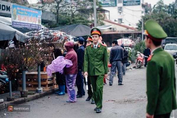 Vì quá tắc nghẽn, chiều nào, lực lượng cảnh sát giao thông phải nhanh chóng có mặt ở khu vực cổng chợ hoa Quảng Bá để phân luồng giao thông.
