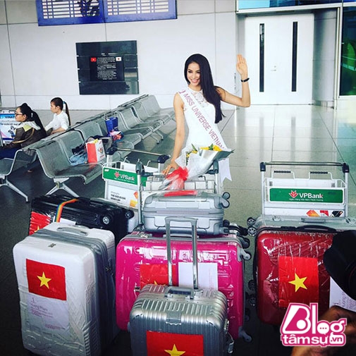 
Phạm Hương một mình với đống hành lý khi lên đường tham dự Miss Universe.
