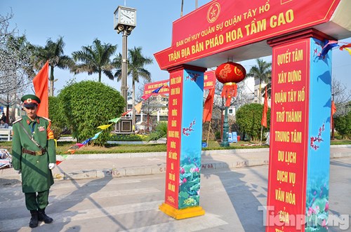 
Toàn bộ khu vực xung quanh trận địa pháo hoa được canh gác nghiêm ngặt và treo biển cấm vào.
