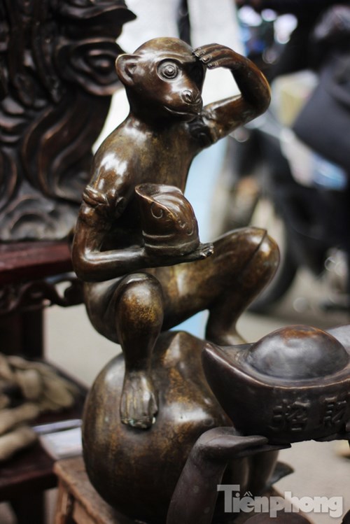 Bức tượng khỉ ngồi trên trái đào tiên này cao khoảng 50cm, có giá lên tới 11 triệu đồng.