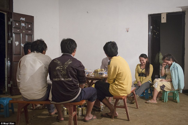 
Chị dâu Xiao Jie năm nay 16 tuổi, cũng đang mang bầu đang ngồi cùng em dâu trong lúc anh em chồng ăn nhậu.
