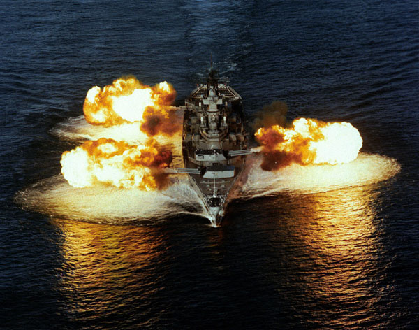 USS New Jersey khai hỏa pháo 406 mm trong một cuộc tập trận vào năm 1986.