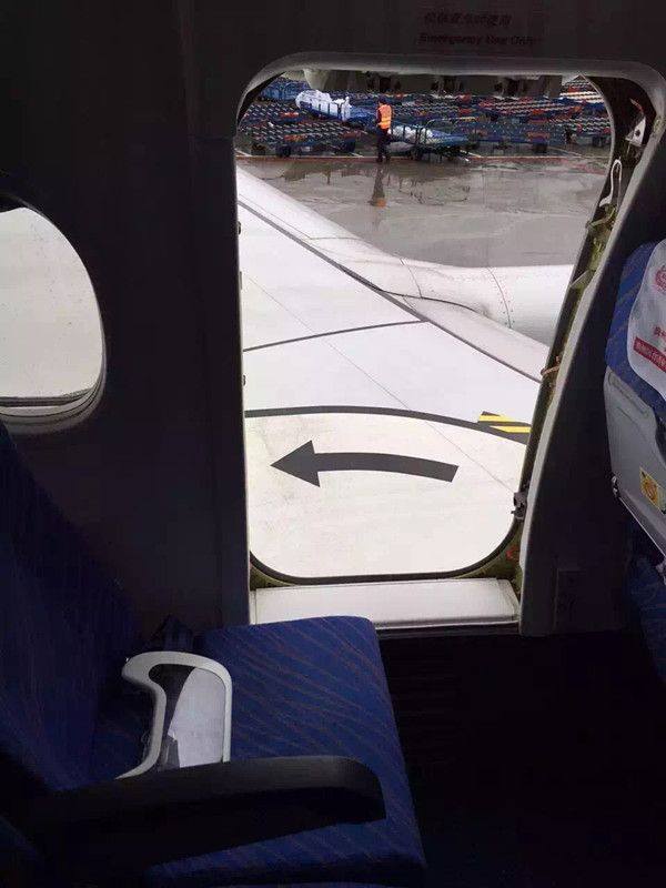 
Tưởng là cần mở cửa sổ, hành khách này đã mở nhầm cửa thoát hiểm.
