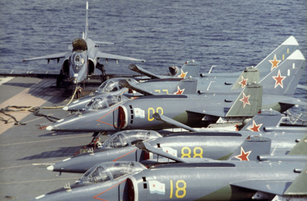 
​Hải quân Liên Xô đã nhận được máy bay Yak-38 mới trong năm 1976. Đây là máy bay cất cánh và hạ cánh trên boong tàu đầu tiên trên thế giới. 
