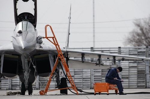 
MiG-29 là dòng máy bay tiêm kích hạng nhẹ thế hệ thứ 4, có khả năng đạt tốc độ tối đa lên tới 2.200km/h, tầm hoạt động 1.500km.

Trang bị hỏa lực chính của máy bay này là một pháo bắn nhanh 30mm và 7 móc treo vũ khí cho phép lắp bom, tên lửa và thùng dầu phụ.
