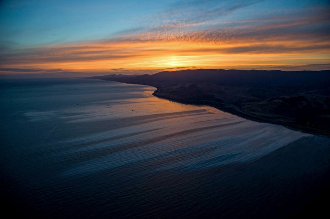 
Váng dầu xung quang đường bờ biển Refugio ở Goleta, California, Mỹ vào ngày 19/5/2015 sau khi một đường ống dẫn dầu bị vỡ vào ngày hôm đó.
